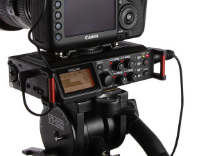 The DR-700 can be mounted above or below DSLR cameras.