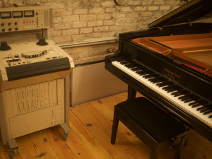 A vintage Otari MTR-12 ½” 4-track and 1906 Steinway are best buddies at VHS.